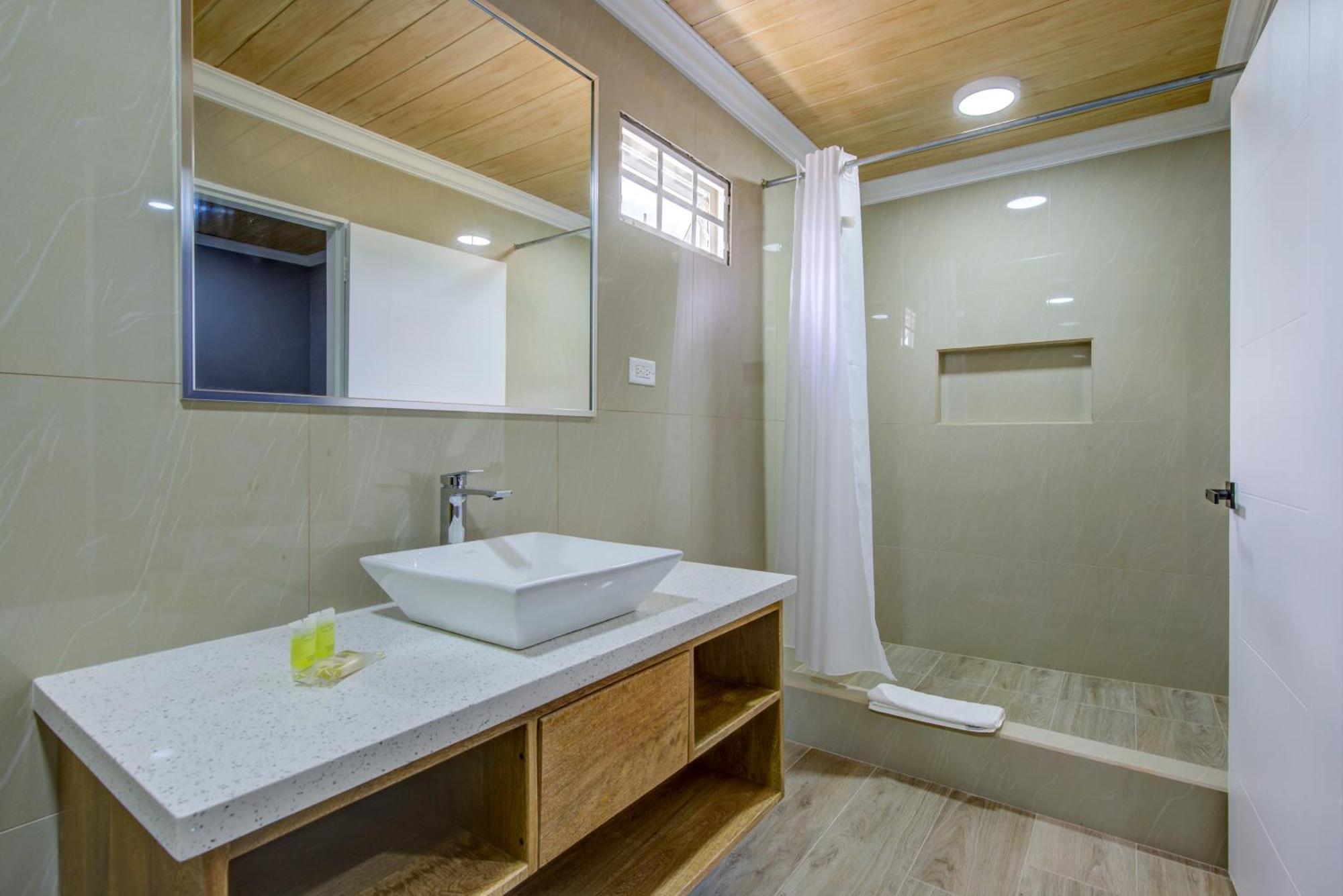 Airport Suites Hotel Piarco Exterior foto